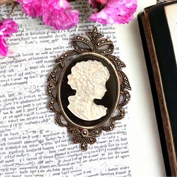Vintage Sterling 925 LG Marcasite onyx & Mother of pearl Cameo brooch pendant - Picture 2 of 6